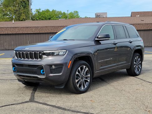 Used 2023 Jeep Grand Cherokee Overland w/ Advanced Protech Group III AWD/4WD image 2