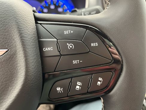 Used 2025 Chrysler Pacifica Limited FWD image 24