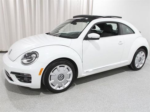 Used 2019 Volkswagen Beetle 2.0T SE image 3