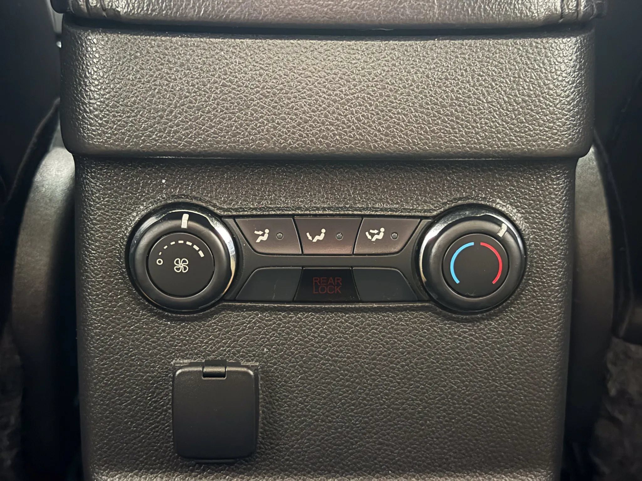 Used 2015 Ford Explorer XLT w/ Equipment Group 202B FWD image 28