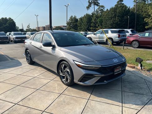 Certified 2025 Hyundai Elantra Sport FWD image 3