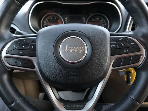Used 2019 Jeep Cherokee Latitude w/ Cold Weather Group AWD/4WD image 16