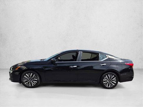 Used 2024 Nissan Altima 2.5 SV FWD image 9