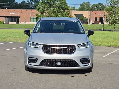 Used 2024 Chrysler Pacifica Touring-L FWD image 16
