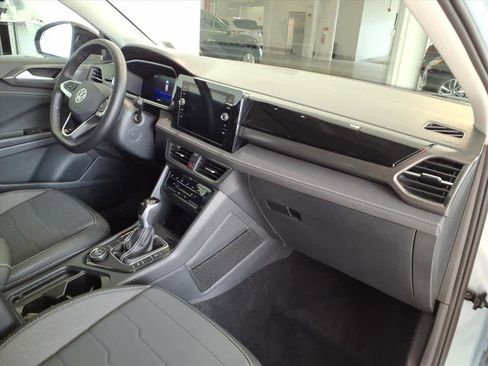 Used 2025 Volkswagen Taos SE image 21