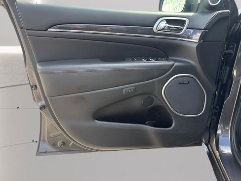 Used 2018 Jeep Grand Cherokee Overland AWD/4WD image 18