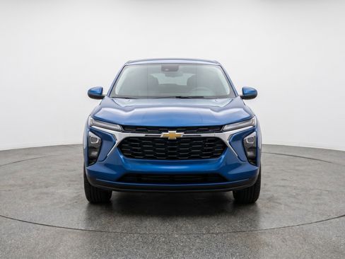 Used 2025 Chevrolet Trax LT FWD image 2