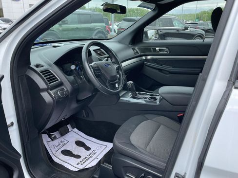 Certified 2018 Ford Explorer XLT FWD image 9