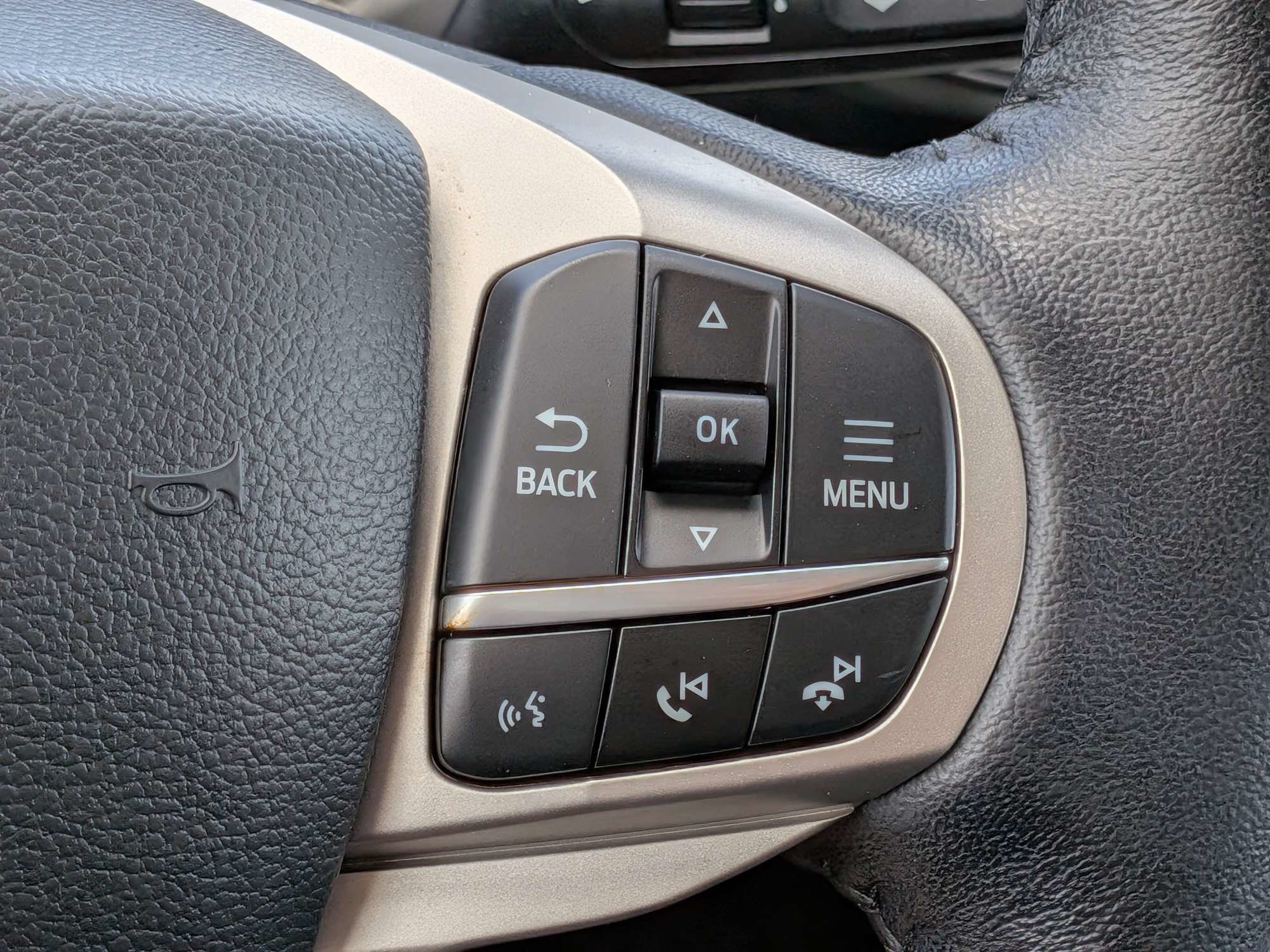 Used 2022 Ford Explorer XLT w/ Equipment Group 202A AWD/4WD image 39