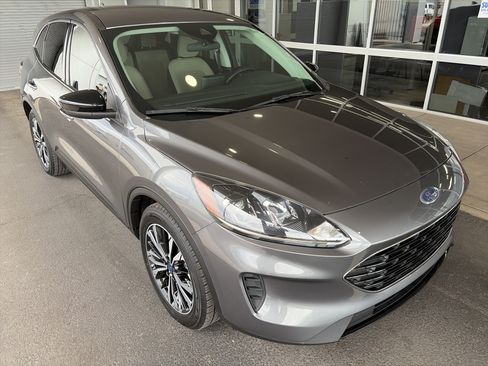 Used 2022 Ford Escape SE w/ SE Sport Appearance Package FWD image 3