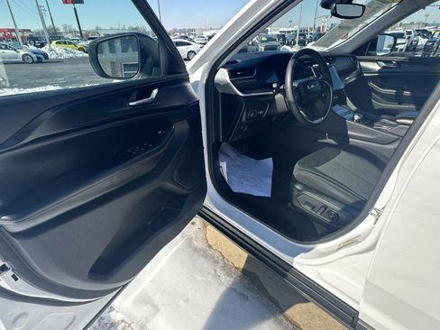 Used 2024 Jeep Grand Cherokee Laredo image 19