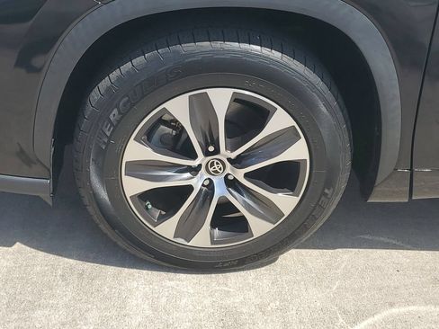 Used 2022 Toyota Highlander XLE FWD image 11