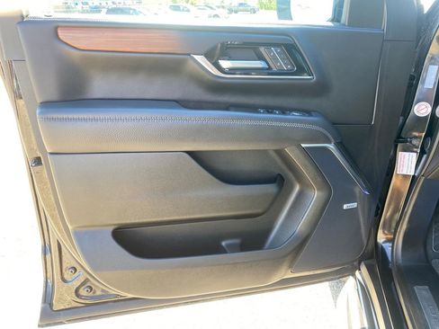 Used 2025 GMC Yukon XL Denali AWD/4WD image 22
