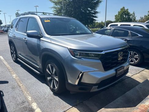 Used 2025 Honda Pilot Touring image 2