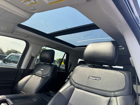 Used 2025 Ford Expedition Platinum AWD/4WD image 4