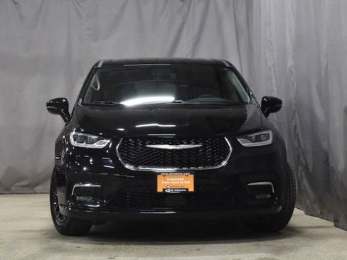 Certified 2024 Chrysler Pacifica Touring-L image 5