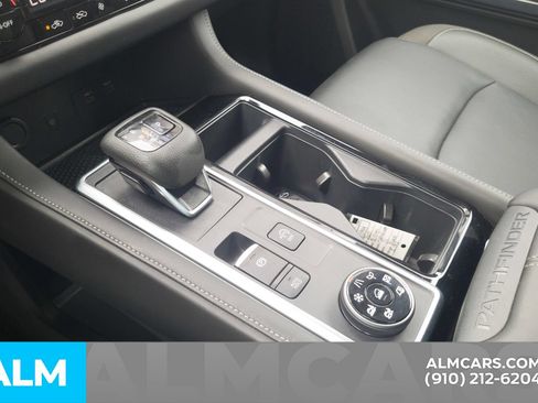 Used 2025 Nissan Pathfinder SL AWD/4WD image 27