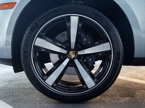 Certified 2026 Porsche Macan AWD/4WD image 12