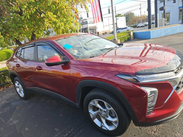 Used 2024 Chevrolet Trax LS w/ LS Convenience Package FWD image 2
