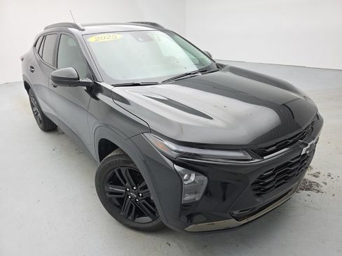 Used 2025 Chevrolet Trax ACTIV FWD image 3