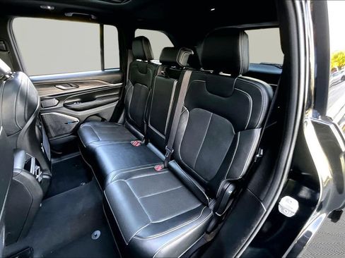 Used 2023 Jeep Grand Cherokee Overland AWD/4WD image 19
