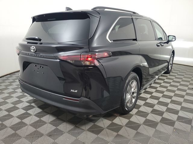 Used 2026 Toyota Sienna XLE FWD image 4