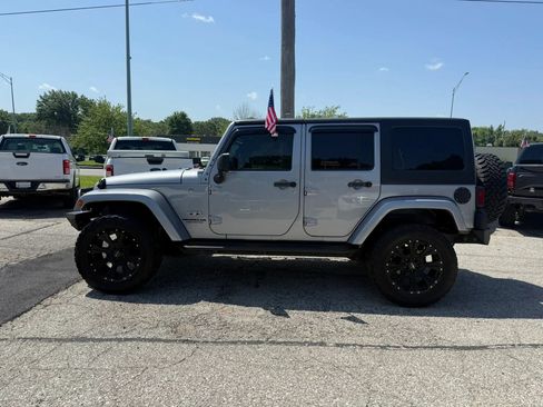 Used 2016 Jeep Wrangler Unlimited Sahara AWD/4WD image 7