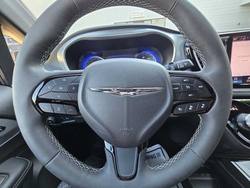 Used 2024 Chrysler Pacifica Touring-L w/ S Appearance Package FWD image 19