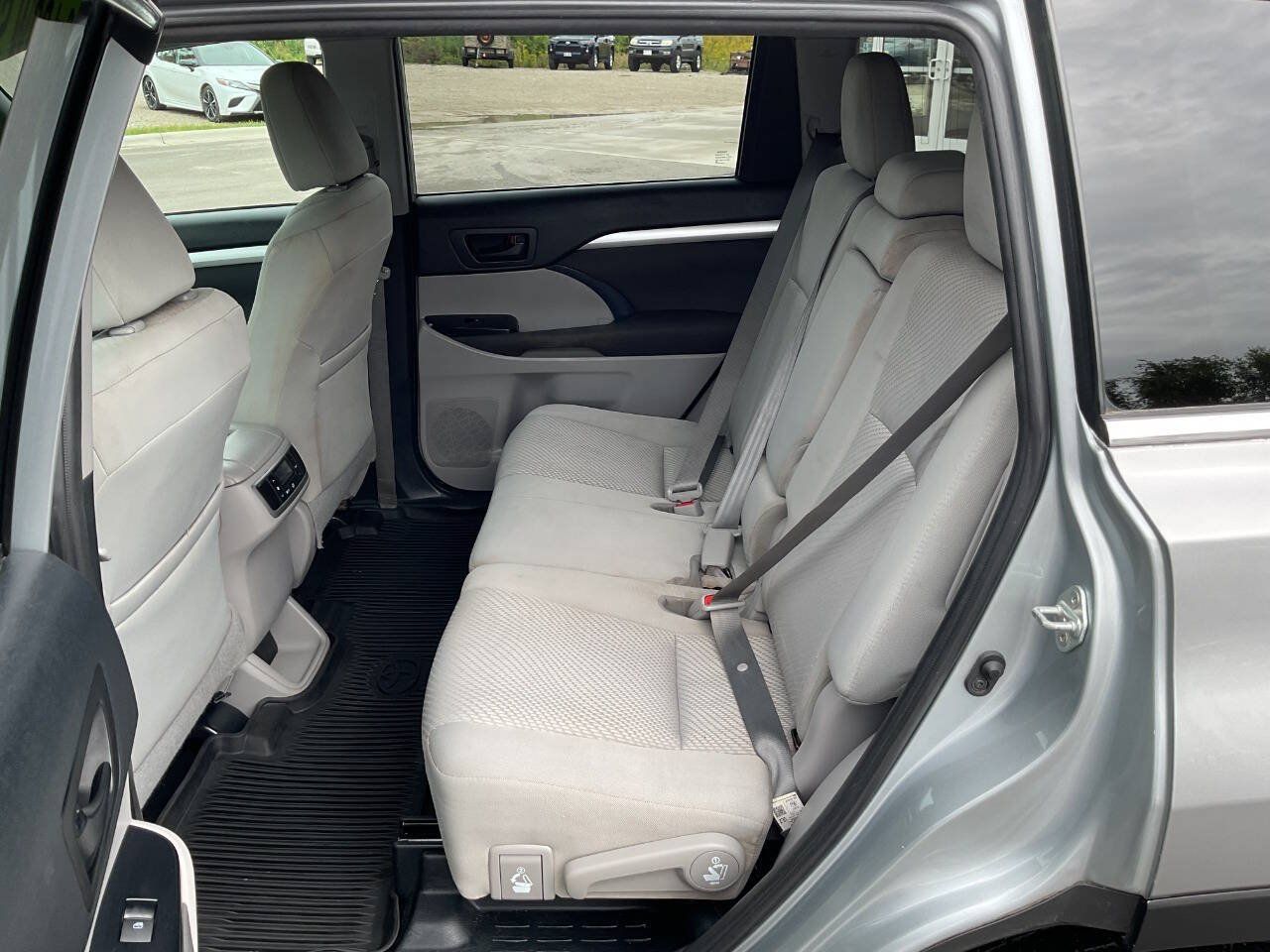 Used 2019 Toyota Highlander LE FWD image 27