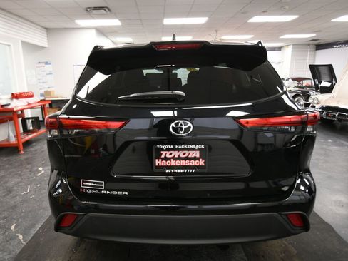 Certified 2023 Toyota Highlander L image 6