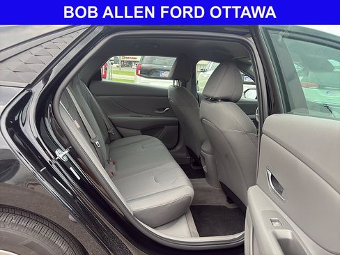 Used 2025 Hyundai Elantra SE FWD image 11