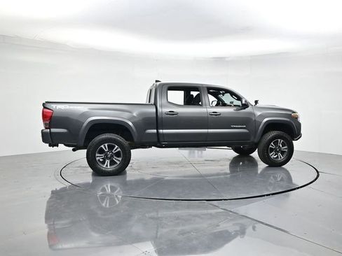 Used 2016 Toyota Tacoma TRD Sport image 2