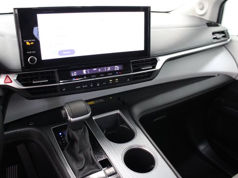 Used 2026 Toyota Sienna XLE FWD image 16