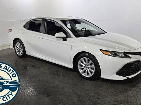 Used 2020 Toyota Camry LE FWD image 9