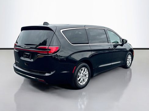 Used 2024 Chrysler Pacifica Touring-L FWD image 7