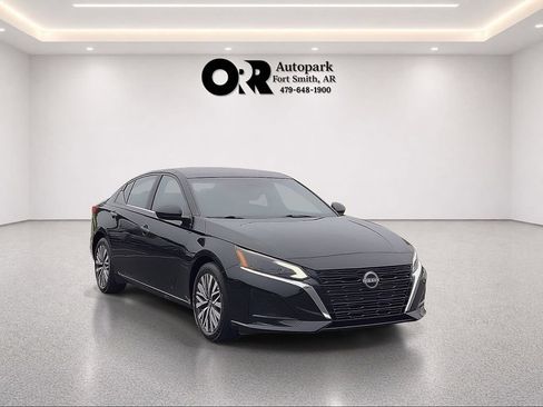 Used 2025 Nissan Altima 2.5 SV FWD image 1