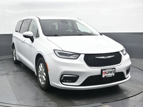 Used 2023 Chrysler Pacifica Touring-L FWD image 5