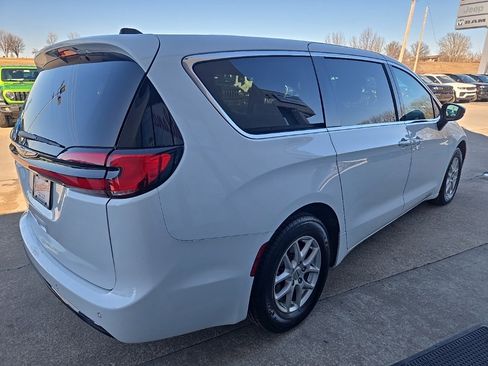 Used 2025 Chrysler Pacifica Select image 11