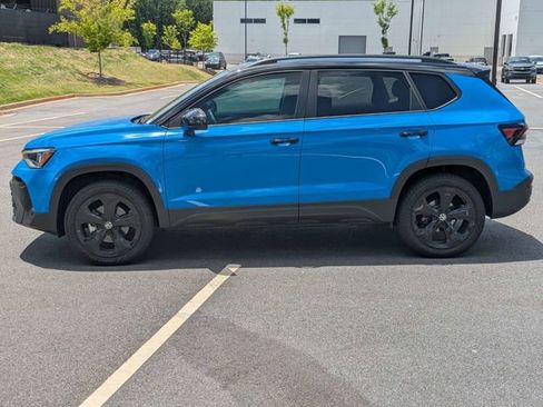 Certified 2025 Volkswagen Taos SE AWD/4WD image 7