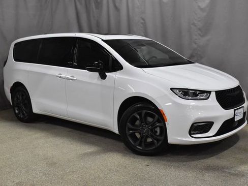 New 2026 Chrysler Pacifica Select image 4