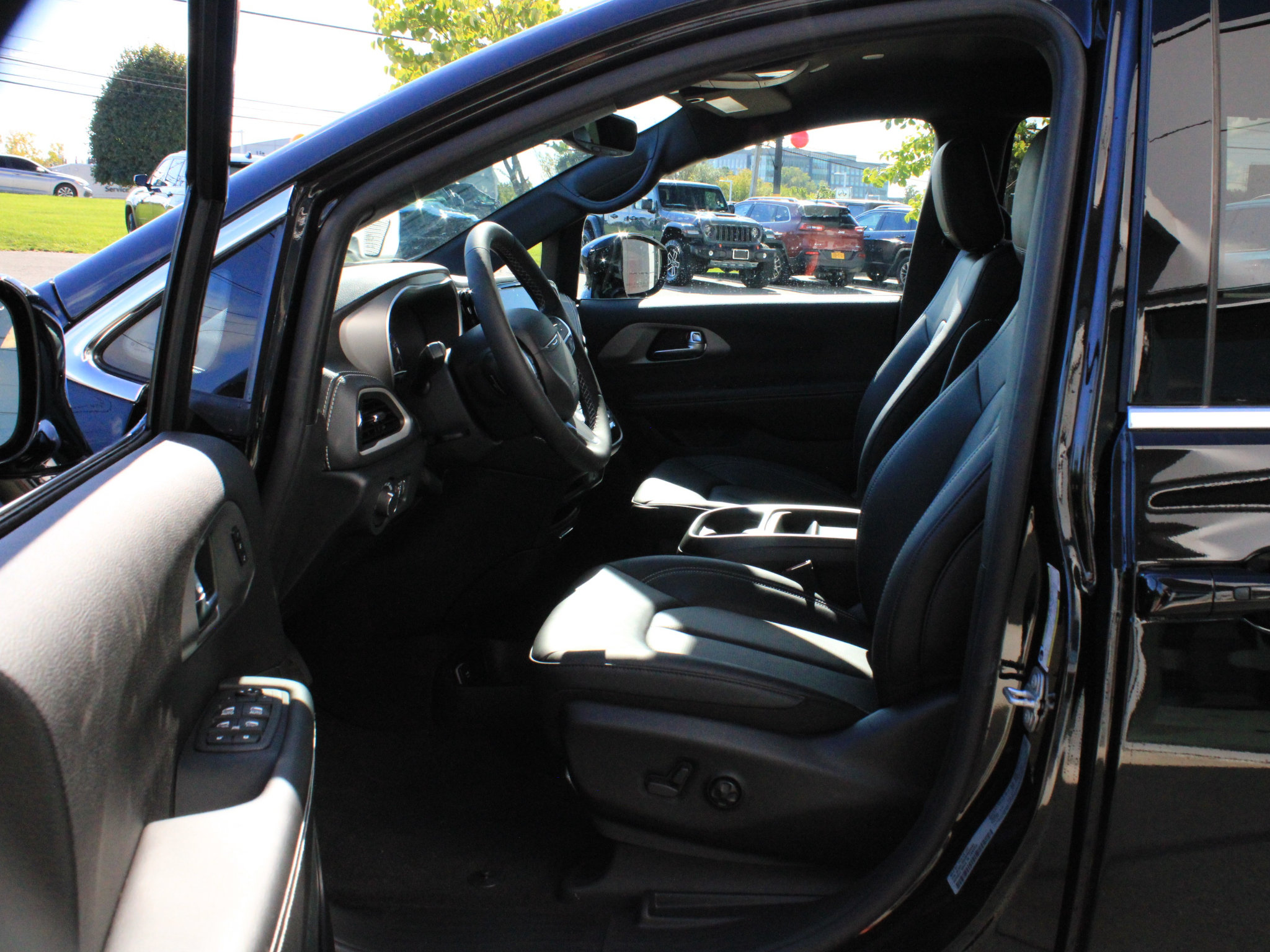New 2027 Chrysler Pacifica Select FWD image 11