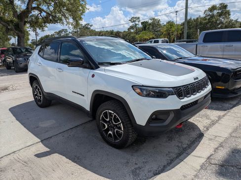 Used 2025 Jeep Compass Trailhawk w/ Trailhawk Elite Group AWD/4WD image 2