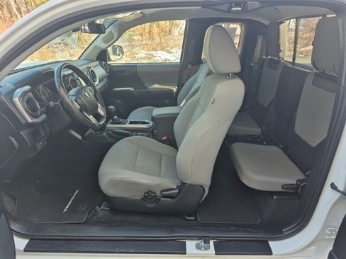 Used 2019 Toyota Tacoma SR5 w/ SR5 Appearance Package (SM) image 12