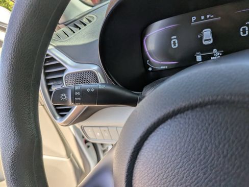 Certified 2025 Kia Soul LX w/ LX Technology Package FWD image 30