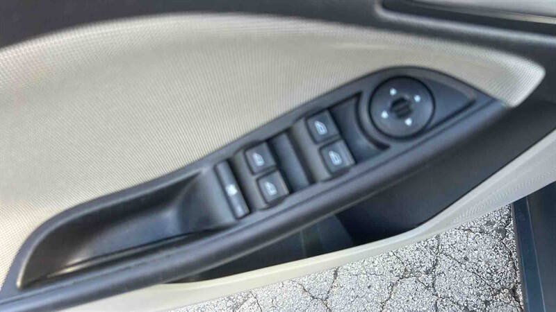 Used 2014 Ford Focus SE FWD image 12