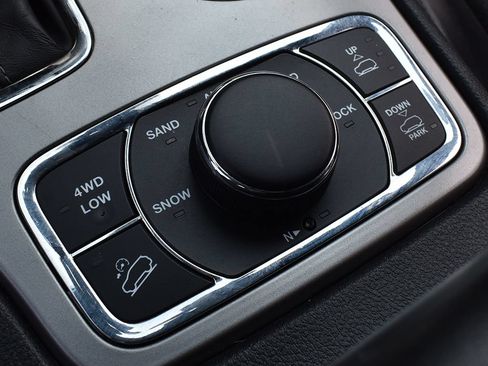 Used 2020 Jeep Grand Cherokee Overland AWD/4WD image 20