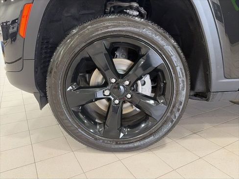 Used 2024 Jeep Grand Cherokee Altitude AWD/4WD image 23