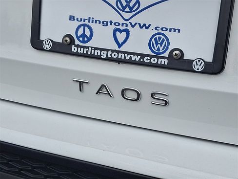 Certified 2025 Volkswagen Taos SE image 32