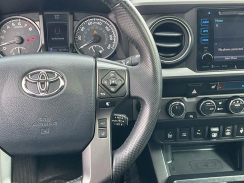 Used 2019 Toyota Tacoma TRD Sport image 40