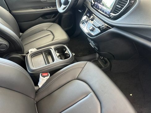 New 2027 Chrysler Pacifica Select FWD image 16